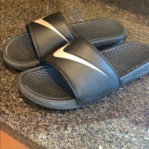 Nike men’s flip flops-black size-10